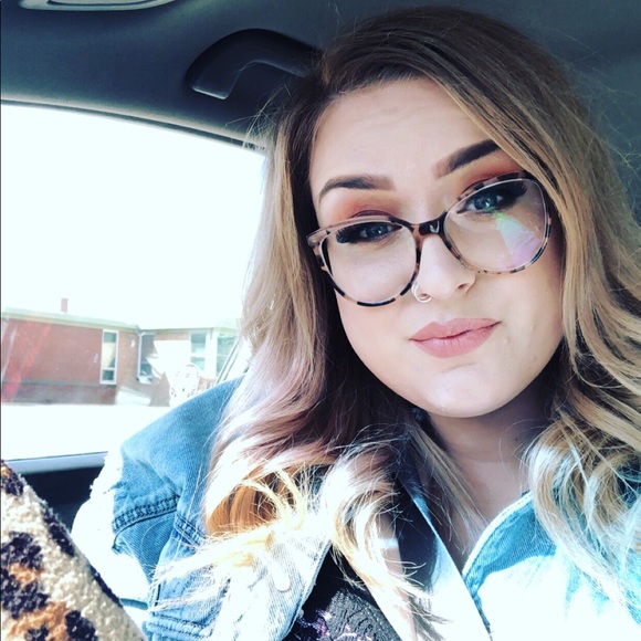 Meet your Posher, Leah - Picture 1 of 7